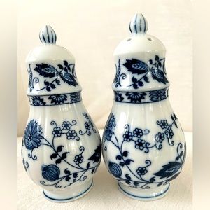 Vienna Woods Blue Onion Salt & Pepper Set